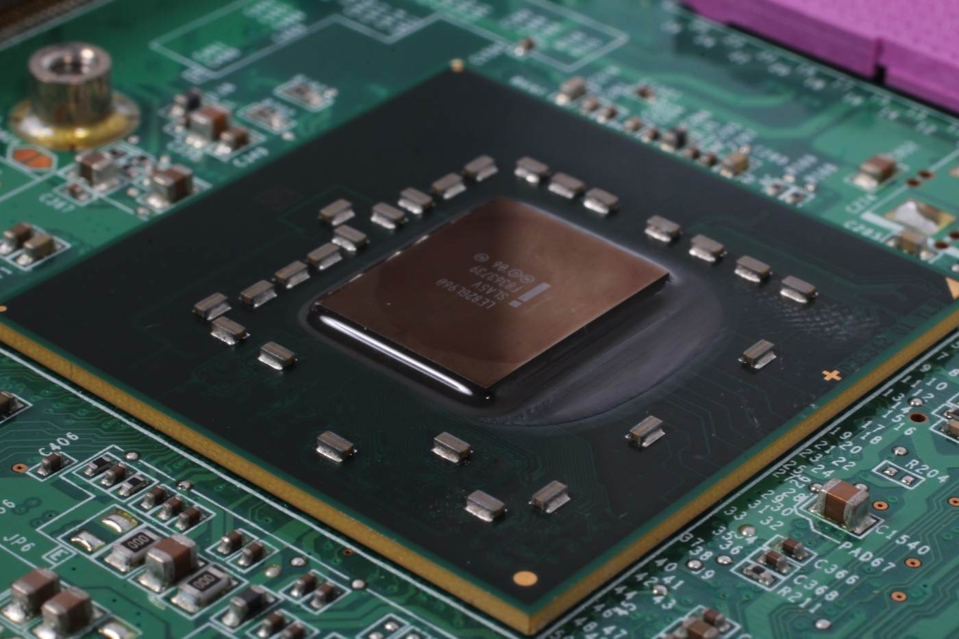 Reuters: Producătorii chinezi de cipuri AI scumpesc acceleratoarele pe fondul crizei de memorii HBM